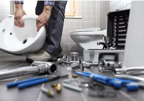 plumber-at-work-in-a-bathroom-plumbing-repair-service-assemble-and-install-concept (2)